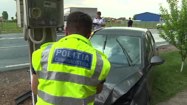 Accident grav, produs de o şoferiţă de 75 de ani. A aruncat o maşină peste şosea
