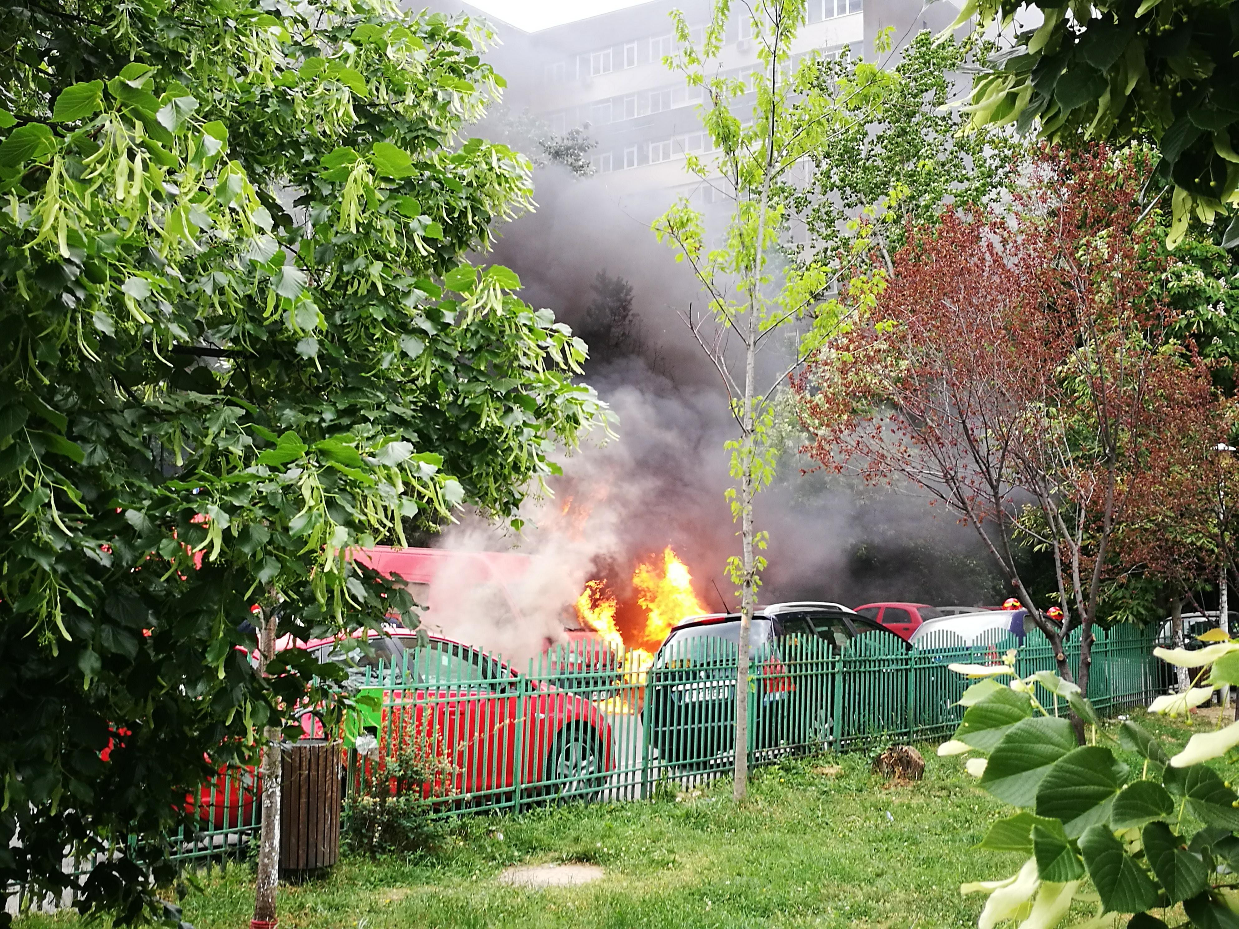 Două mașini au luat foc în cartierul Titan din București. VIDEO