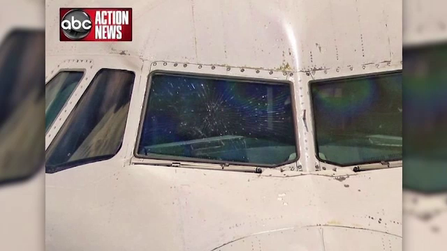 Incident neobișnuit la bordul unui avion. O fereastră s-a spart în timpul zborului