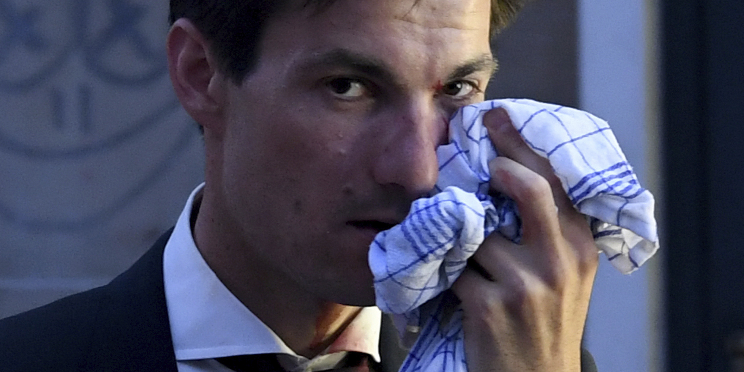 Noul primar al orașului Freiburg și-a pierdut un dinte după ce a fost lovit cu pumnul în față