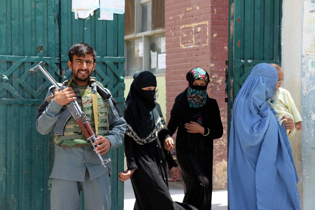 Atentator împuşcat cu câteva clipe înainte de a se arunca în aer, la Kabul