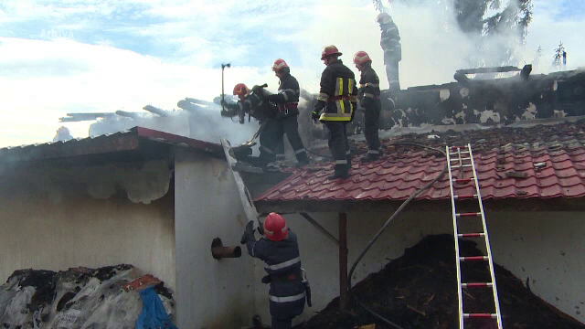 Un bărbat a murit într-un incendiu care a cuprins casa. Flăcările, declanșate de o candelă