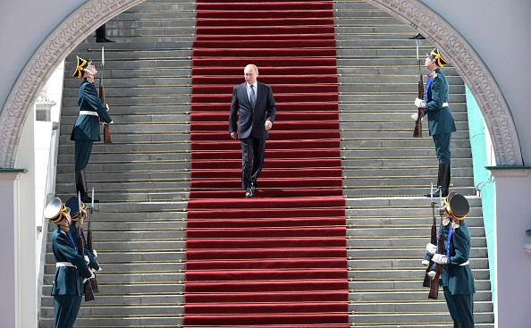 Sceneta de la ceremonia de învestire a lui Putin. A mers pe jos timp de 6 minute