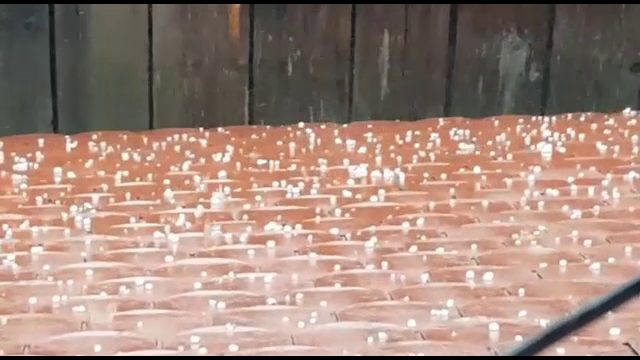 Grindină cât bobul de mazăre, luni, în Pitești. Canalizarea orașului a cedat