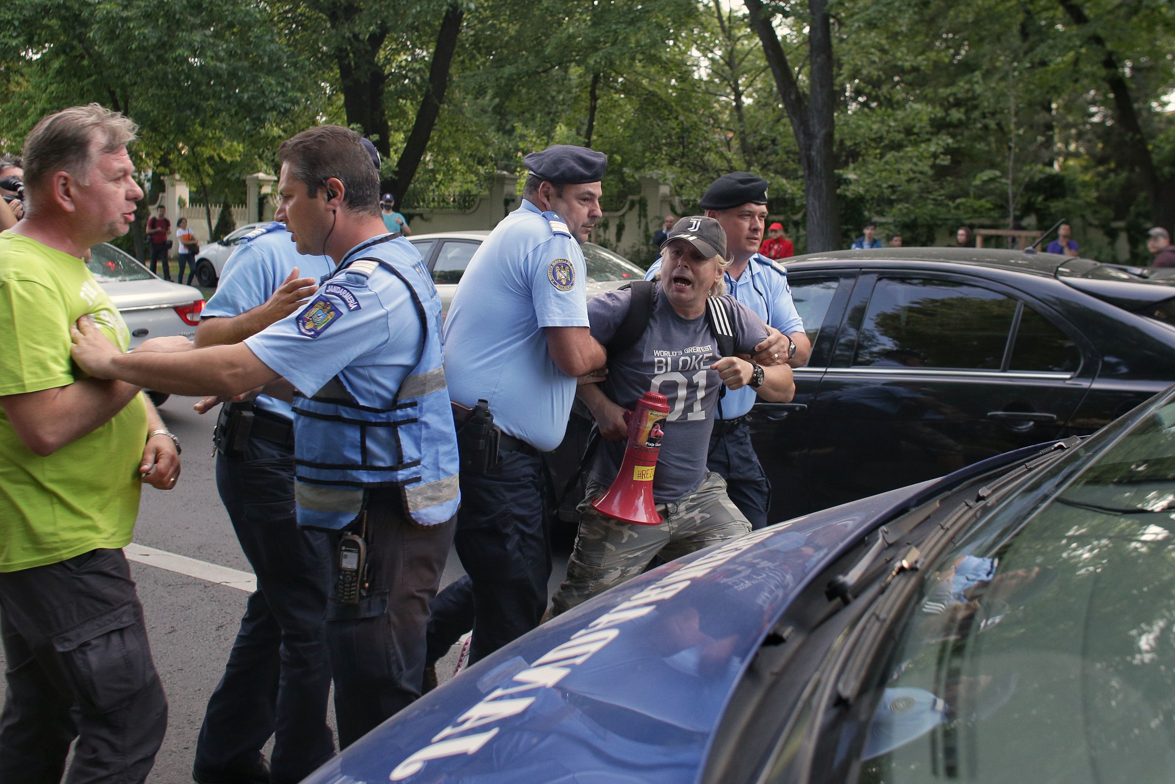 Un bărbat care a protestat în faţa sediului PSD, amendat cu 1.000 de lei