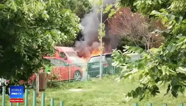 Două mașini au luat foc în cartierul Titan din București