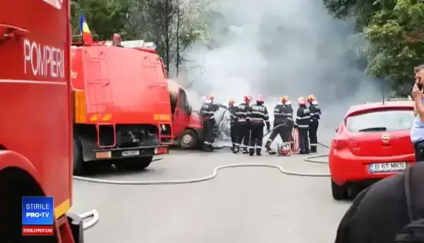 Două mașini au luat foc în cartierul Titan din București