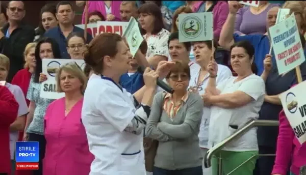 Angajații din Sănătate, din nou în stradă. Au cerut, în lacrimi, sporurile înapoi