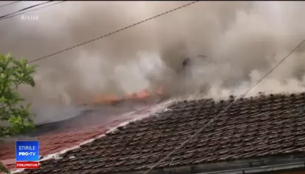 Un bărbat a murit într-un incendiu care a cuprins casa. Flăcările, declanșate de o candelă