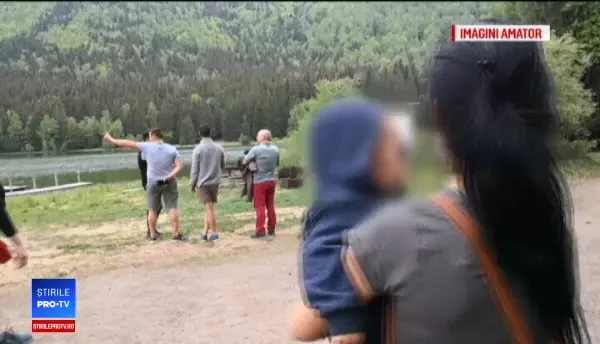 Un pui de urs a venit printre turişti, pe malul Lacului Sfânta Ana