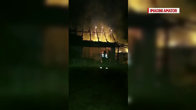 Incendiu puternic într-o comună din Timiș. Focul s-a extins și la o altă casă