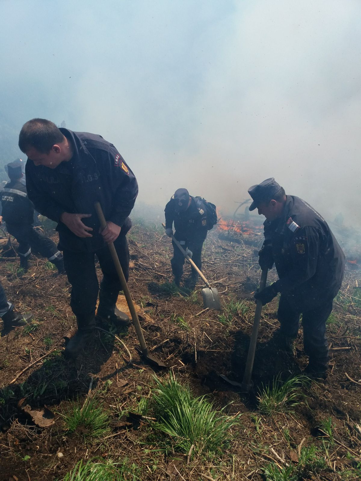 Imagini spectaculoase. Un elicopter a intervenit pentru a stinge incendiul din Munții Rodnei