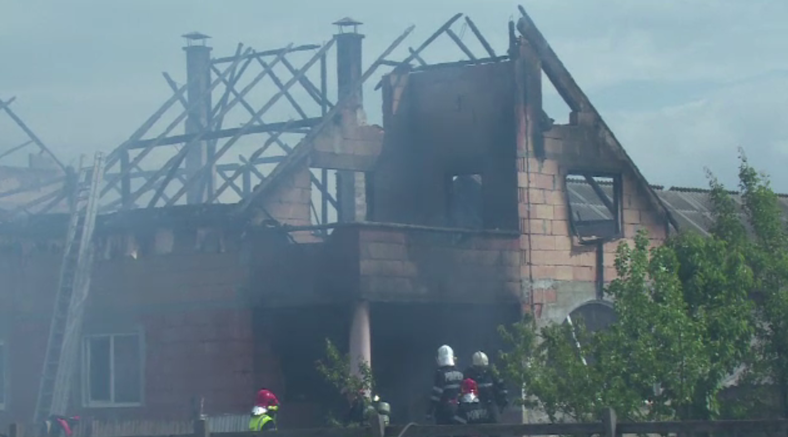 O mamă și-a salvat întreaga familie din casa mistuită de flăcări. ”Am strigat să mă ajute”