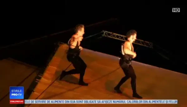 Spectacolul WANTED, de la Timișoara. Artiștii au îmbinat teatrul cu acrobațiile