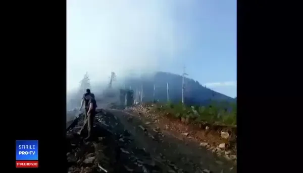 Pompierii militari au intervenit pentru stingerea unui incendiu în munții Rodnei