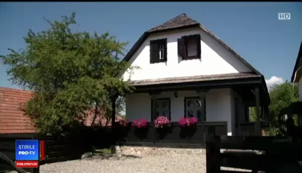 Căsuțele vechi de peste 100 de ani, tot mai căutate de turiști. Prețul unei nopți de cazare