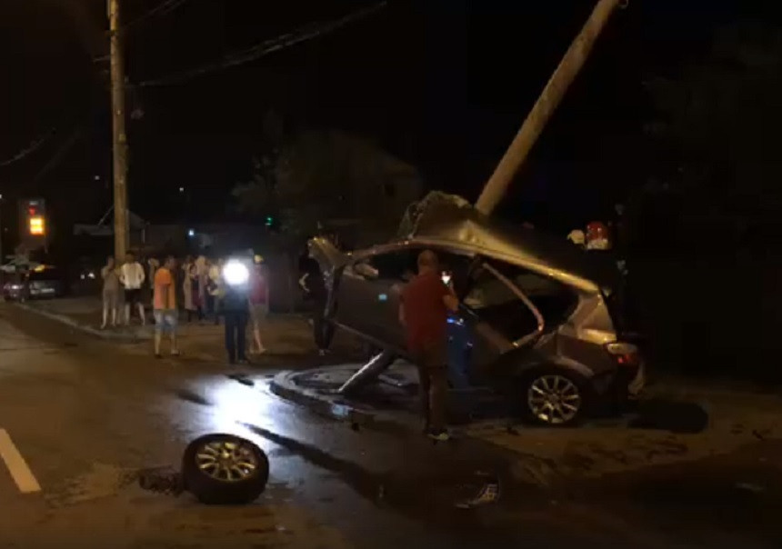 Accident spectaculos la Piteşti. O maşină s-a încolăcit pe un stâlp de electricitate. VIDEO