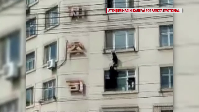Momentul când o fetiță este salvată, după ce a rămas agățată la etajul cinci