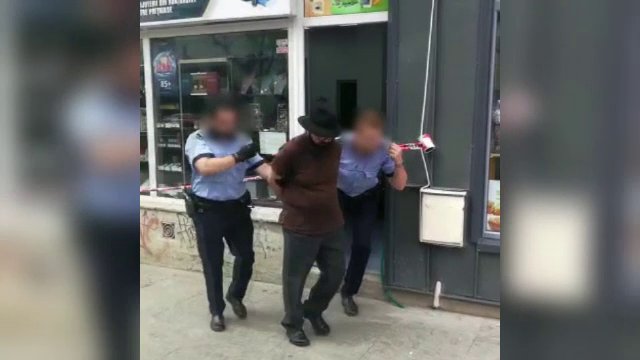 Un bărbat de 73 de ani a încercat să jefuiască un magazin de bijuterii, electrocutând-o pe vânzătoare