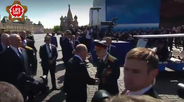 Momentul în care gărzile de corp ale lui Putin sar pe un veteran la paradă. VIDEO