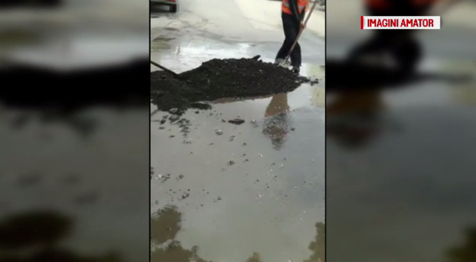 Muncitori filmați în timp ce asfaltau o groapă plină cu apă. Mesajul primarului