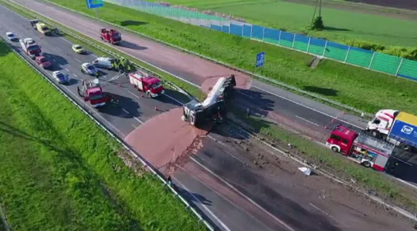 Accident dulce pe autostradă. Tone de ciocolată lichidă, revărsate pe șosea