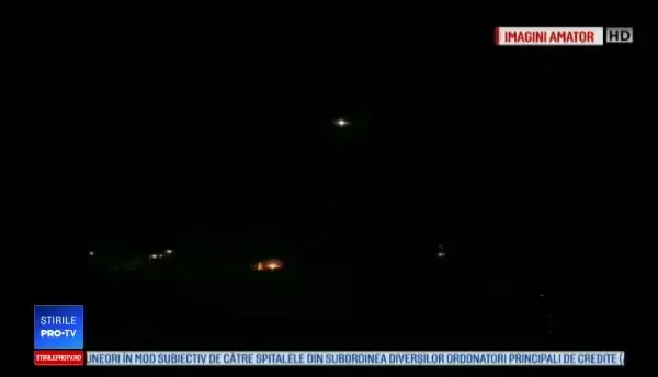 Maşină distrusă de un cilindru misterios din metal, în Craiova. Oamenii cred că e o armă