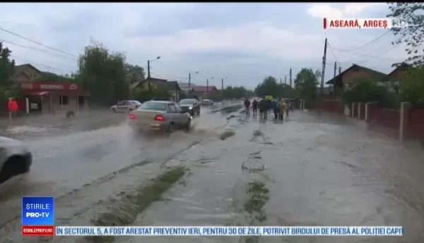 Inundații puternice în Argeș. Localnicii s-au trezit cu animalele înotând în gospodării