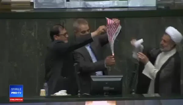 Parlamentarii iranieni, furioși pe Trump. Momentul în care incendiază steagul american în Parlament