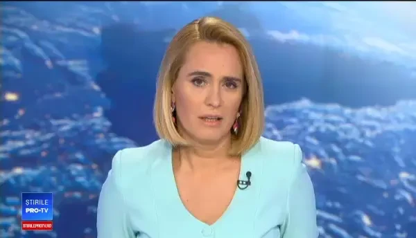 Muncitori filmați în timp ce asfaltau o groapă plină cu apă. Reacția primarului