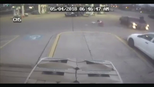 O fetiţă de 11 ani s-a aruncat dintr-o maşină aflată în mişcare. Motivul acestui gest