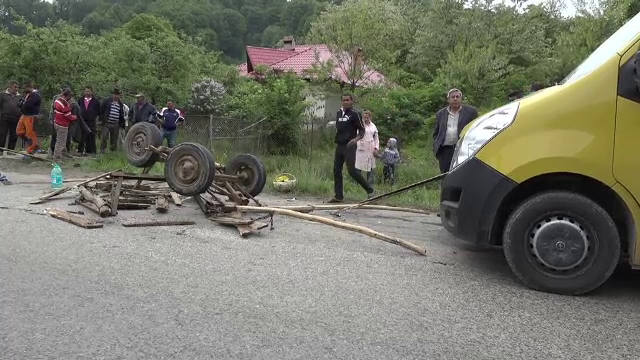 2 bătrâni grav răniţi, după ce un microbuz şcolar a spulberat căruţa în care se aflau