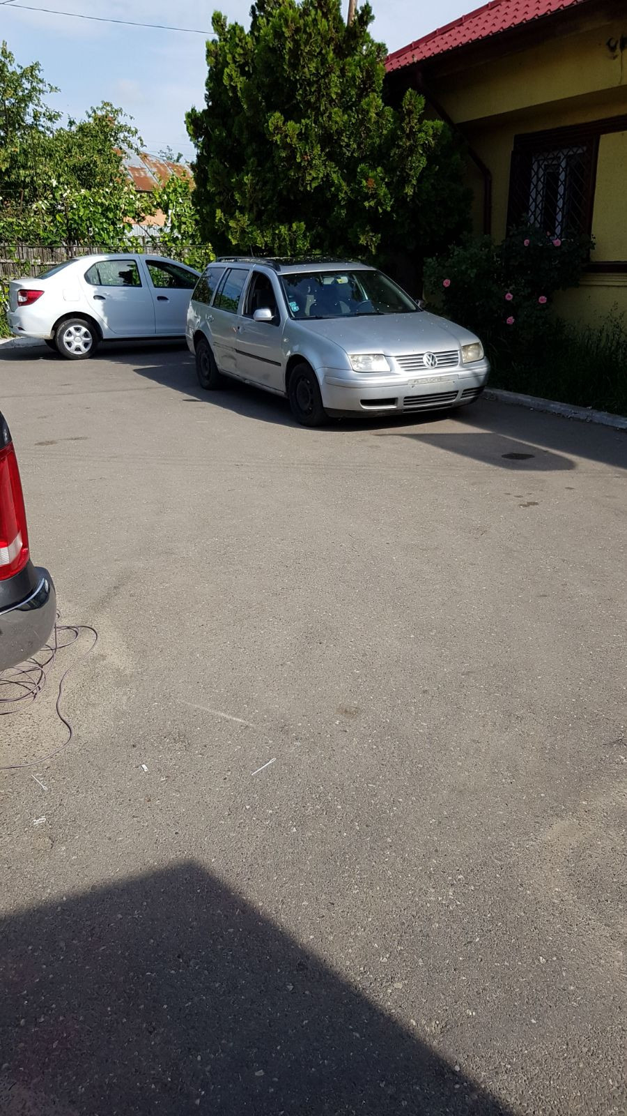 Percheziții acasă la suspecții jafurilor din Sinești. Poliția a identificat mașina folosită în atacuri