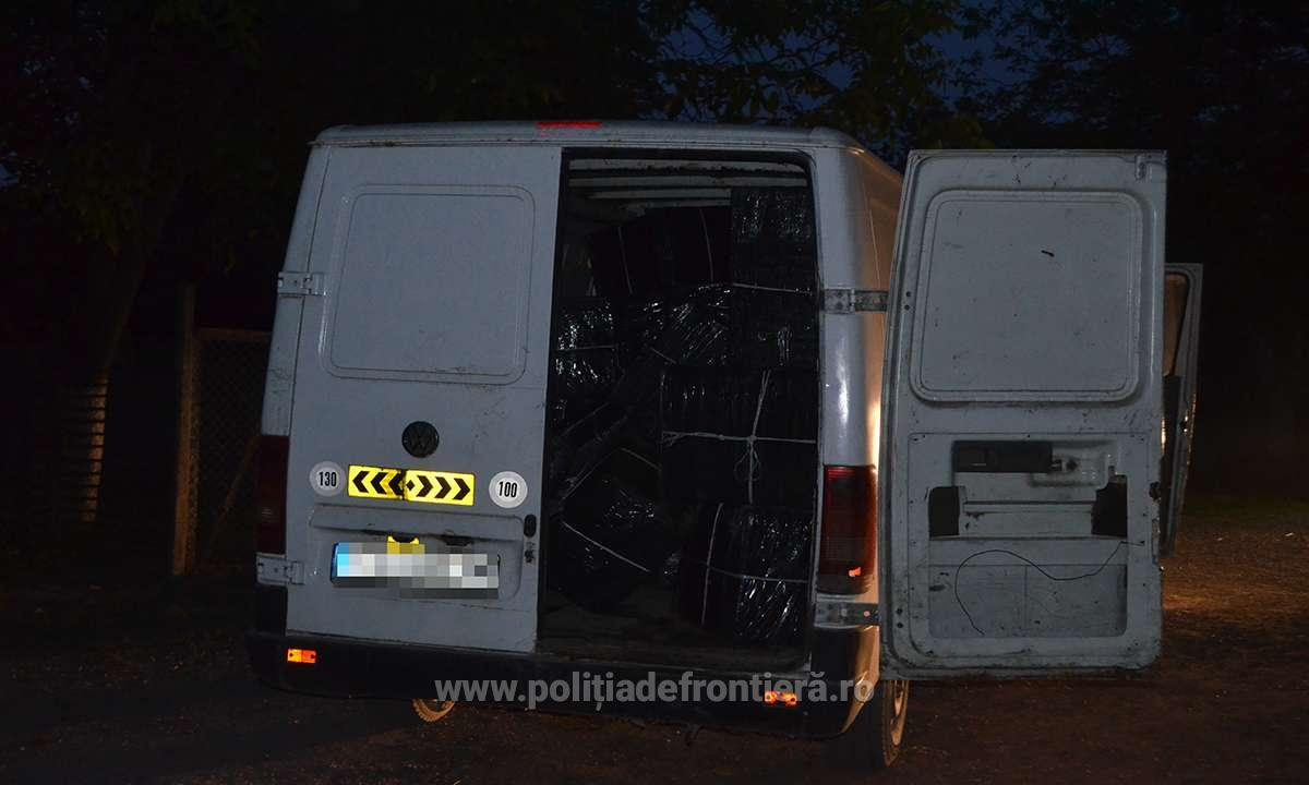 Microbuz oprit la frontieră. "Comoara" pe care au găsit-o poliţiştii înăuntru