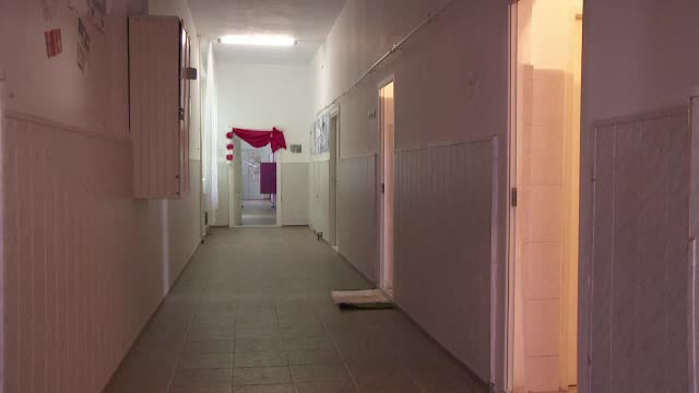 O profesoară ar avea o idilă cu un elev de 17 ani, iar directoarea ar fi acoperit-o