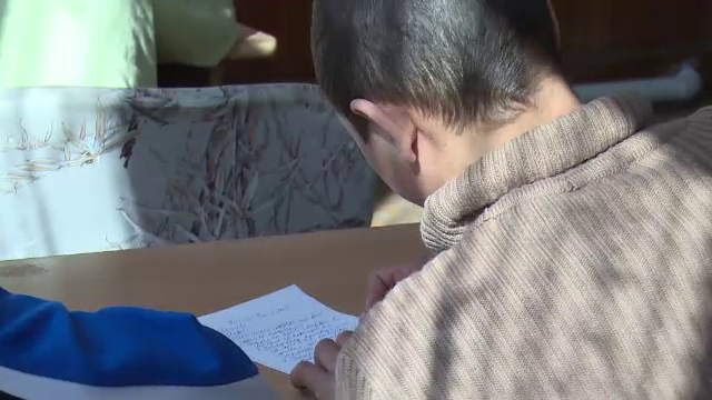 Școală din România, amendată, în premieră, pentru discriminarea unui elev cu dizabilităţi