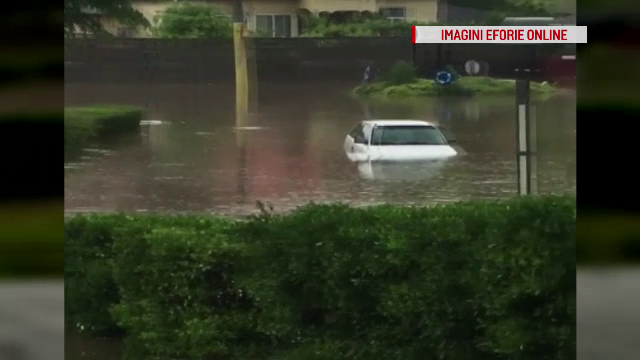 După o ploaie torenţială, o şoferiţă din Techirghiol a fost surprinsă de o viitură