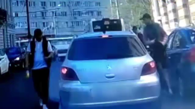 I-au furat banii de pensie unui bătrân, apoi au fugit cu un Uber. Cum au fost prinși