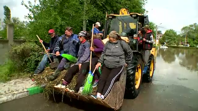 Inundații în Constanța. Muncitori trimiși să împingă apa cu mătura
