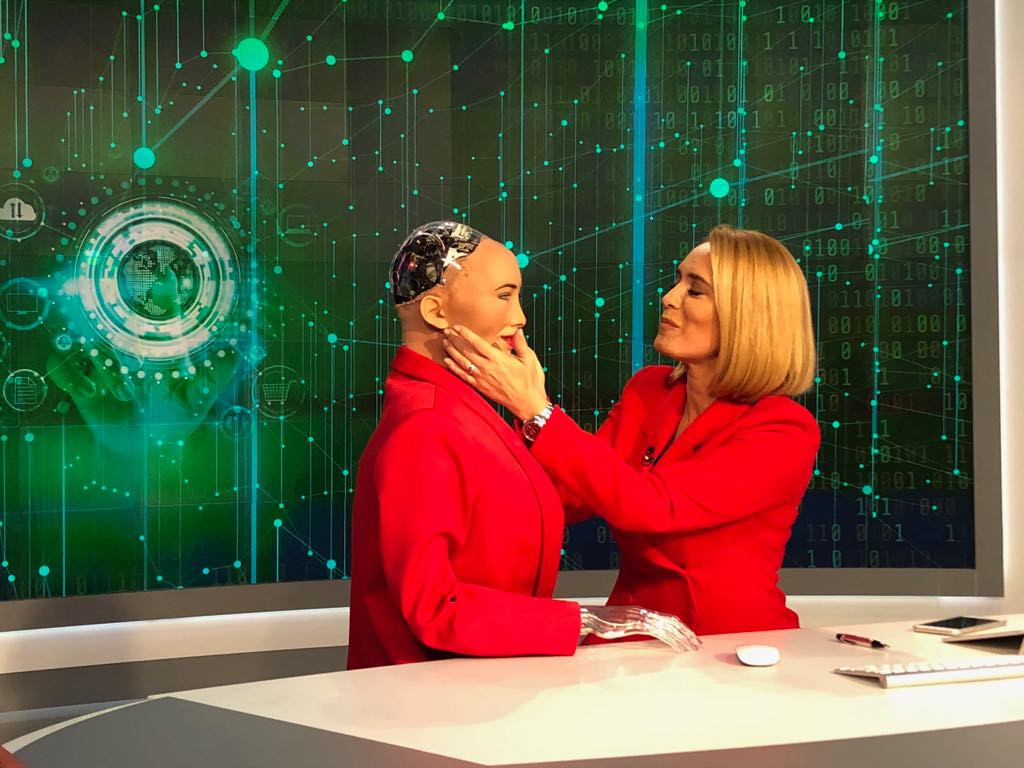 Andreea Esca, interviu cu robotul Sophia. Reacția la întrebarea ”Ar trebui să mă tem că îmi vei lua locul?”