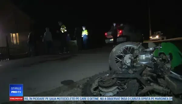 Un tânăr băut a vrut să facă o cascadorie cu motocicleta, dar a lovit o căruţă