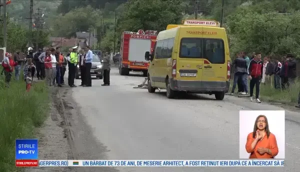2 bătrâni grav răniţi, după ce un microbuz şcolar a spulberat căruţa în care se aflau