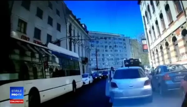 I-au furat banii de pensie unui bătrân, apoi au fugit cu un Uber. Cum au fost prinși