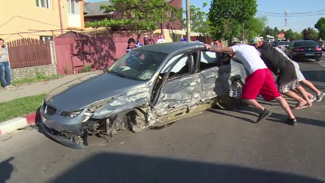 Doi răniţi în urma unui accident, în Târgovişte. Şoferul a pierdut controlul volanului