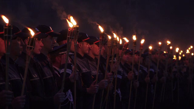 O mie de elevi au celebrat cu torțe 50 de ani de la înființarea școlii de Poliție