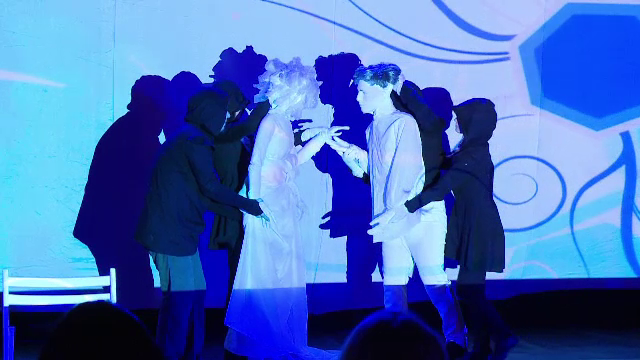 Păpuși aduse la viață, pe o scenă din centrul Timișoarei: „Regret că am rimel”