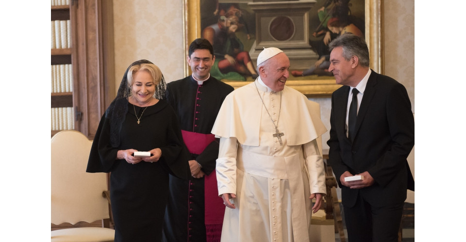 De ce s-a îmbrăcat Viorica Dăncilă complet în negru la întâlnirea cu Papa Francisc