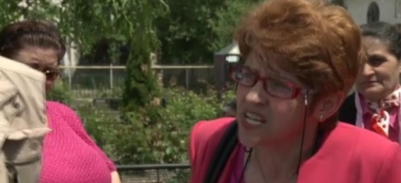 Femeia excomunicată din Biserica Ortodoxă Română, pusă să plătească daune morale