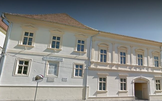 Tavane prăbuşite la un liceu din Blaj. Au fost afectate trei săli de clasă și sala de sport