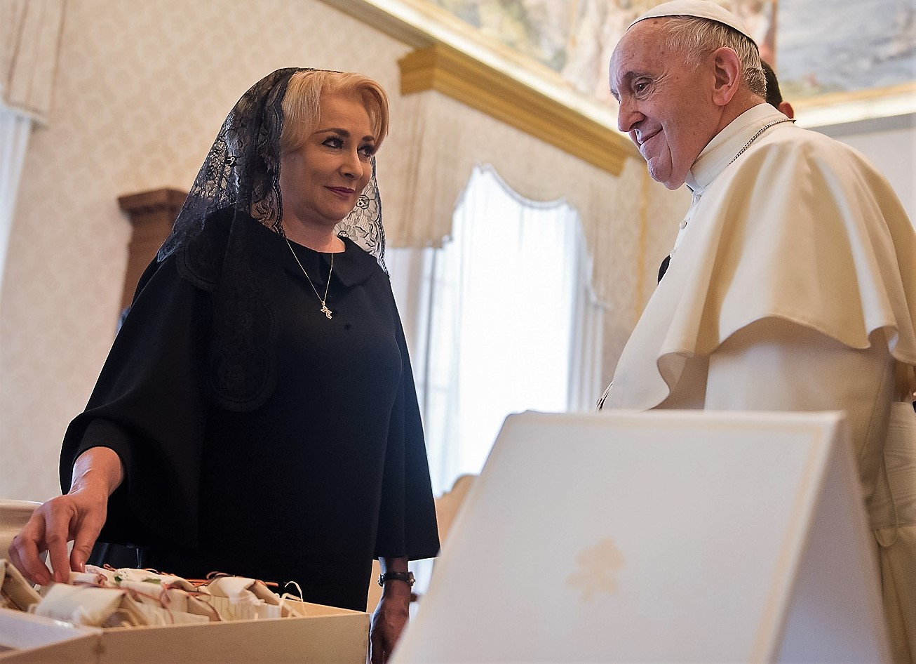 Papa Francisc, Viorica Dancila